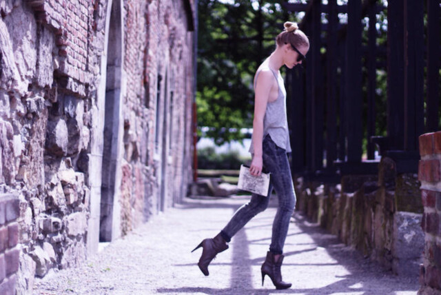 PRØV DEG FREM: Ulike gråtoner i plaggene kan skape et flott antrekk! Foto: Stellamoniq.no PRØV DEG FREM: Ulike gråtoner i plaggene kan skape et flott antrekk! Foto: Stellamoniq.no